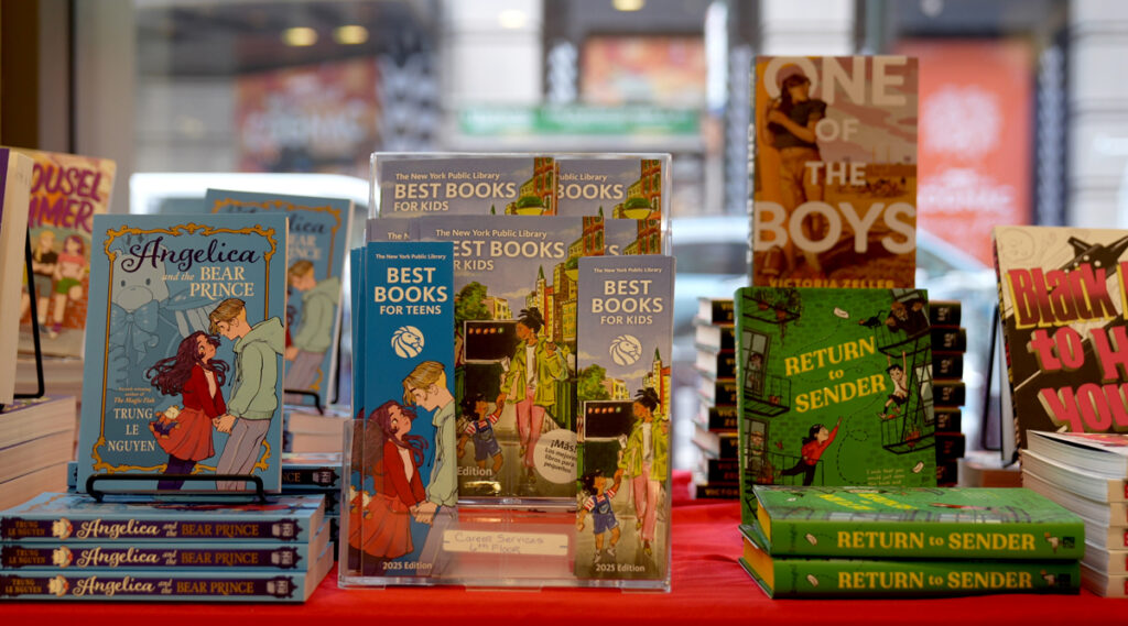 Book giveaways at Stavros Niarchos Foundation Library by Tara Fedoriw Morris, courtesy of NYPL.