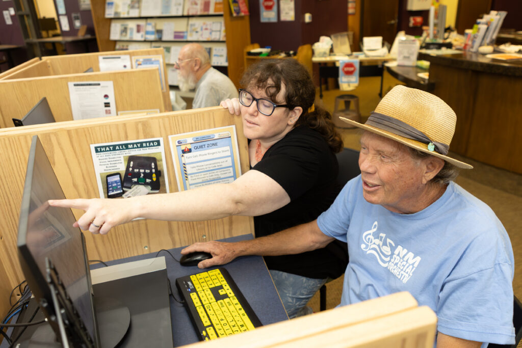 A Belén Public Library staffer helps a patron at the library. Credit: Eric Williams Photography.